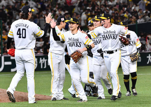 ソフトバンク対阪神　阪神に3連勝し、笑顔でタッチを交わすソフトバンクナイン（撮影・岩下翔太）