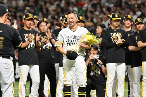 ソフトバンク対オリックス 花束を受け取り笑顔を見せるソフトバンク中村晃(中央)(撮影・林敢治)