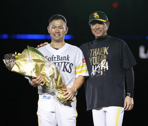 ソフトバンク対オリックス 引退レモニーで小久保裕紀監督から花束を贈られたソフトバンク中村晃(撮影・梅根麻紀)