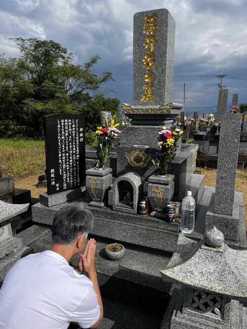 ソフトバンク若田部投手コーチは佐賀県唐津市にある藤井将雄さんの墓前で祈りを捧げる