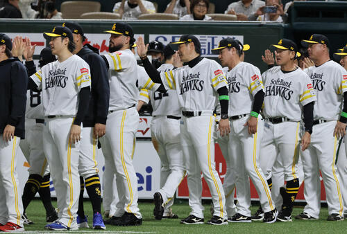 ソフトバンク対日本ハム　勝利したソフトバンクナインを迎える小久保裕紀監督（中央）（撮影・加藤孝規）