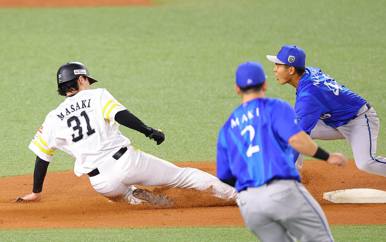 ソフトバンク対DeNA 1回裏ソフトバンク1死一塁、二盗に失敗する正木智也（撮影・上田博志）