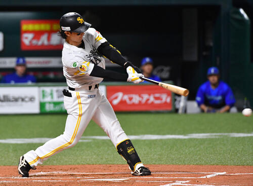 ソフトバンク対DeNA 1回裏ソフトバンク無死、正木智也は左前安打を放つ（撮影・岩下翔太）
