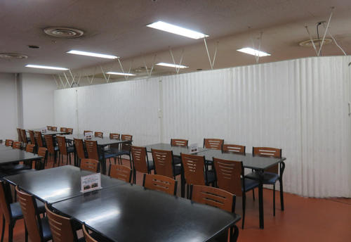 来場者も利用できるカフェテリア。カーテンで仕切られた向こう側は選手食堂