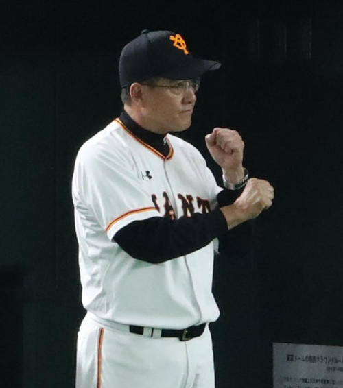 4月29日、DeNA戦で阿部を代打に送る原監督