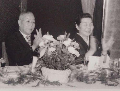 58年、1人娘の結婚式で笑顔を見せる檜垣朝一さん（左）と妻のシズヱさん（檜垣きく江さん提供）