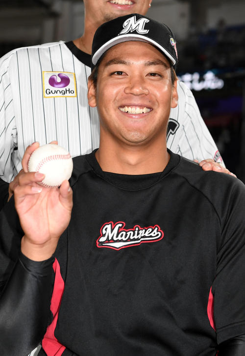 9日の日本ハム戦で2年ぶりの勝利をあげウイニングボールを手に笑顔を見せるロッテ佐々木