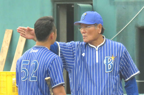 細川(左)を指導するDeNA田代コーチ(撮影・栗田成芳)