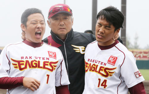 松井と則本の首根っこをつかむ楽天森山コーチ(中央)