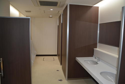 選手用トイレもきれいになった（撮影・島根純）