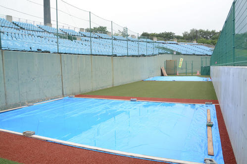 三塁側のブルペン。新たに人工芝が敷かれた（撮影・島根純）