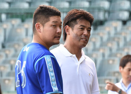 甲子園を訪れた侍ジャパン稲葉監督（右）はDeNA筒香と話す（撮影・奥田泰也）