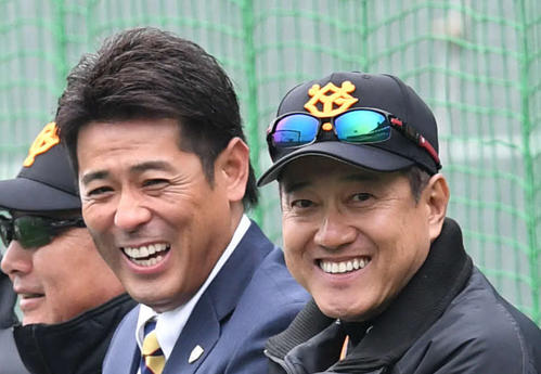 2月5日、巨人原監督（右）と談笑