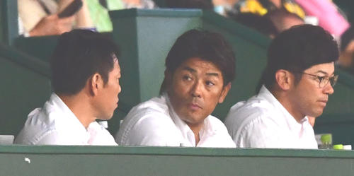 6月20日、甲子園での阪神－楽天戦を視察する稲葉監督（中央）ら侍ジャパンスタッフ