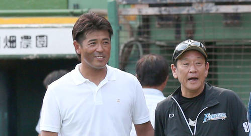 23日、日本ハム栗山監督（右）と