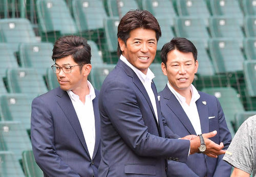 6月20日、阪神－楽天戦を視察のため甲子園を訪れた侍ジャパン稲葉監督（中央）。左が建山コーチ、右は井端コーチ