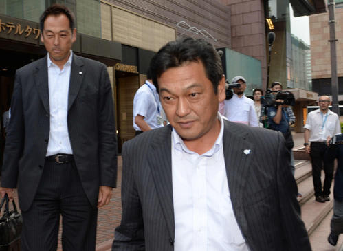 13年6月、12球団臨時代表者会議に出席する労組日本プロ野球選手会松原徹事務局長（右）