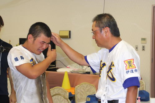 清水主将（左）の頭をなでる斎藤監督（撮影・保坂淑子）