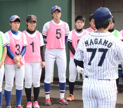 身長177センチの三浦（左から3人目）はU18女子日本代表トライアウト参加者の中でもひときわ大きい