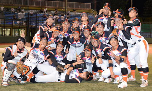 勝利を喜び笑顔でポーズを取る埼玉の選手たち（撮影・鈴木正章）