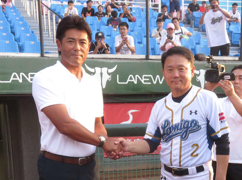 8月、稲葉監督（左）は台湾代表監督も務めるラミゴ洪一中監督と握手