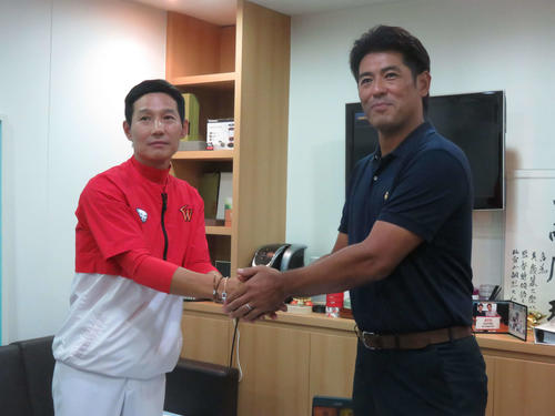 4日、侍ジャパン稲葉監督（右）はSK廉監督と会談し、笑顔で握手を交わす
