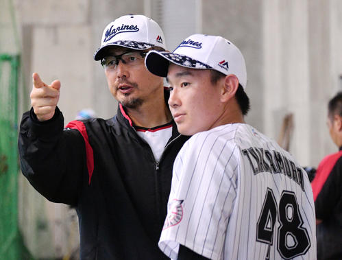 2月11日、春季石垣島キャンプでロッテ中村稔（手前）に声を掛ける吉井投手コーチ
