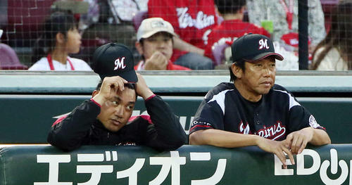 6月、広島戦で試合を見つめる鳥越裕介ヘッドコーチ（右）。左は井口監督