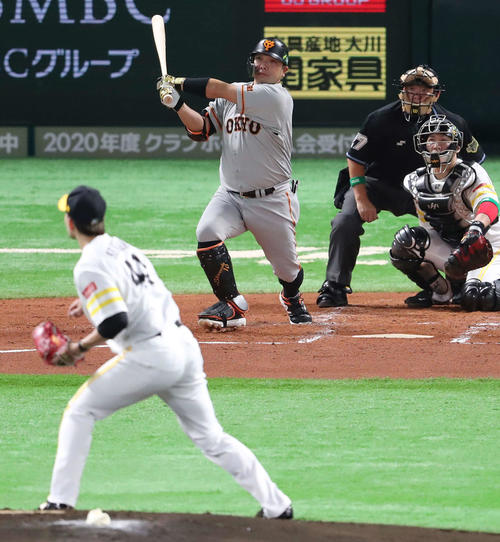 10月19日、ソフトバンク千賀（手前）から先制ソロ本塁打を放つ巨人阿部