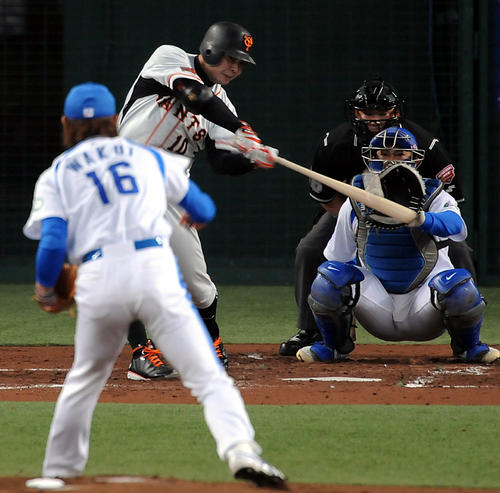 08年11月、西武涌井からソロ本塁打を放つ巨人阿部