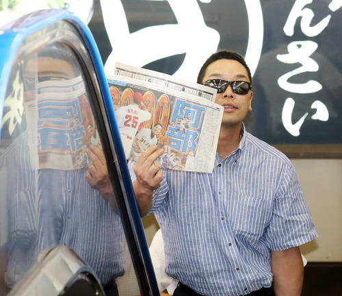 2000安打達成した翌朝、広島駅から日刊スポーツを持って移動する（2017年8月14日、撮影・浅見桂子）
