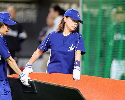 13年、試合前練習で使用した器具を片付ける工藤悦子さん