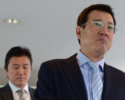 12年6月、羽田空港から札幌へ移動する巨人原監督（右）と水沢さん