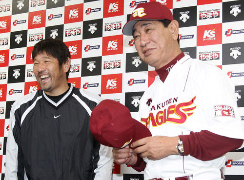 12年2月、楽天入団が決まり星野監督（右）が帽子を持って登場し満面の笑みを浮かべる下柳