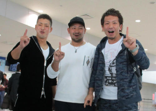 17年、自主トレ先のグアムに向けて飛び立った左からソフトバンク古沢、オリックス宮崎、ソフトバンク松田宣