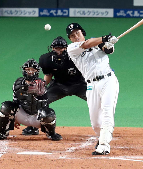 17年4月、ソフトバンク戦の2回裏2死一塁、中前にプロ初安打を放つ森本龍弥