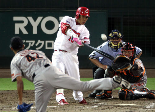 10年8月、9回裏に巨人クルーン(手前)から同点2点本塁打を放つ広島岩本