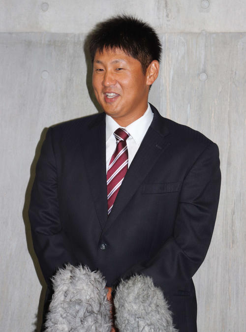 10月2日、球団から戦力外通告を受けた広島岩本