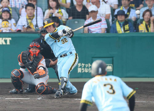18年5月、巨人戦の8回表無死一、二塁、山崎憲晴は左前適時打を放ち、移籍後初打点を挙げる