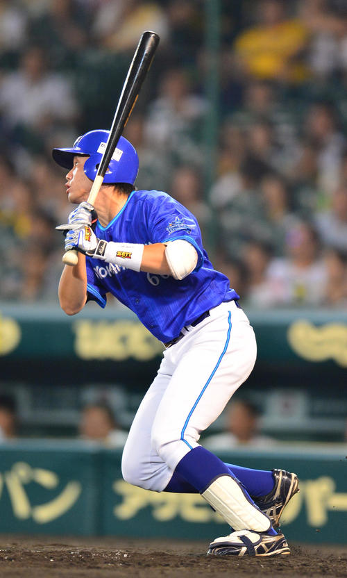 13年7月、阪神戦でプロ初打席初安打初打点を記録するDeNA西森