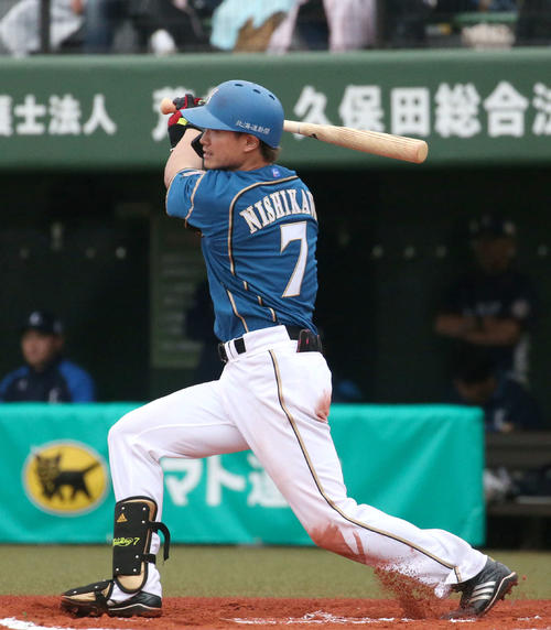 日本ハム対西武　6回裏日本ハム無死、西川は右越え本塁打を放つ（撮影・佐藤翔太）