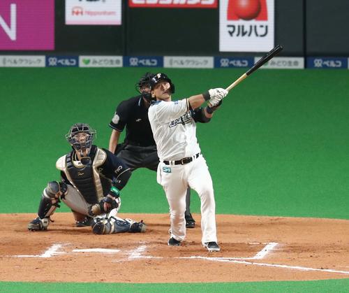 日本ハム対オリックス　10回裏日本ハム1死満塁、サヨナラ満塁本塁打を放つ中田（撮影・黒川智章）