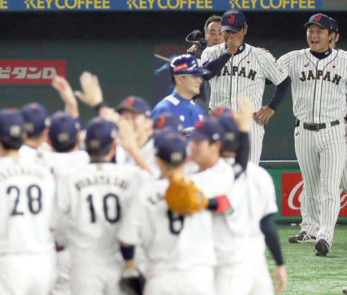 日本対韓国 世界一に輝き歓喜する日本ナインを前に感極まる稲葉監督(右から2人目)(撮影・前田充)