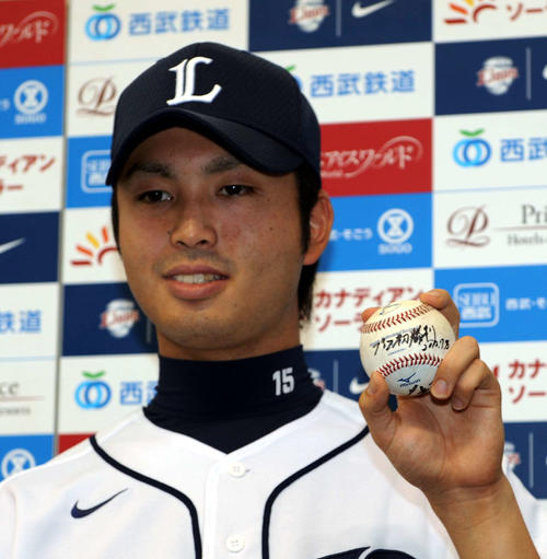 12年7月、プロ初勝利と書いたボールを持つ西武大石