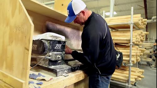 マルッチ社のバット工場でバット作りに励むラクストンさん（同社ホームページより）
