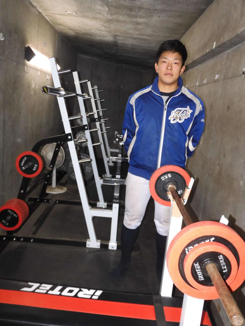 この秋新しく出来たトレーニングルームを案内する京大の山口トレーニング班長