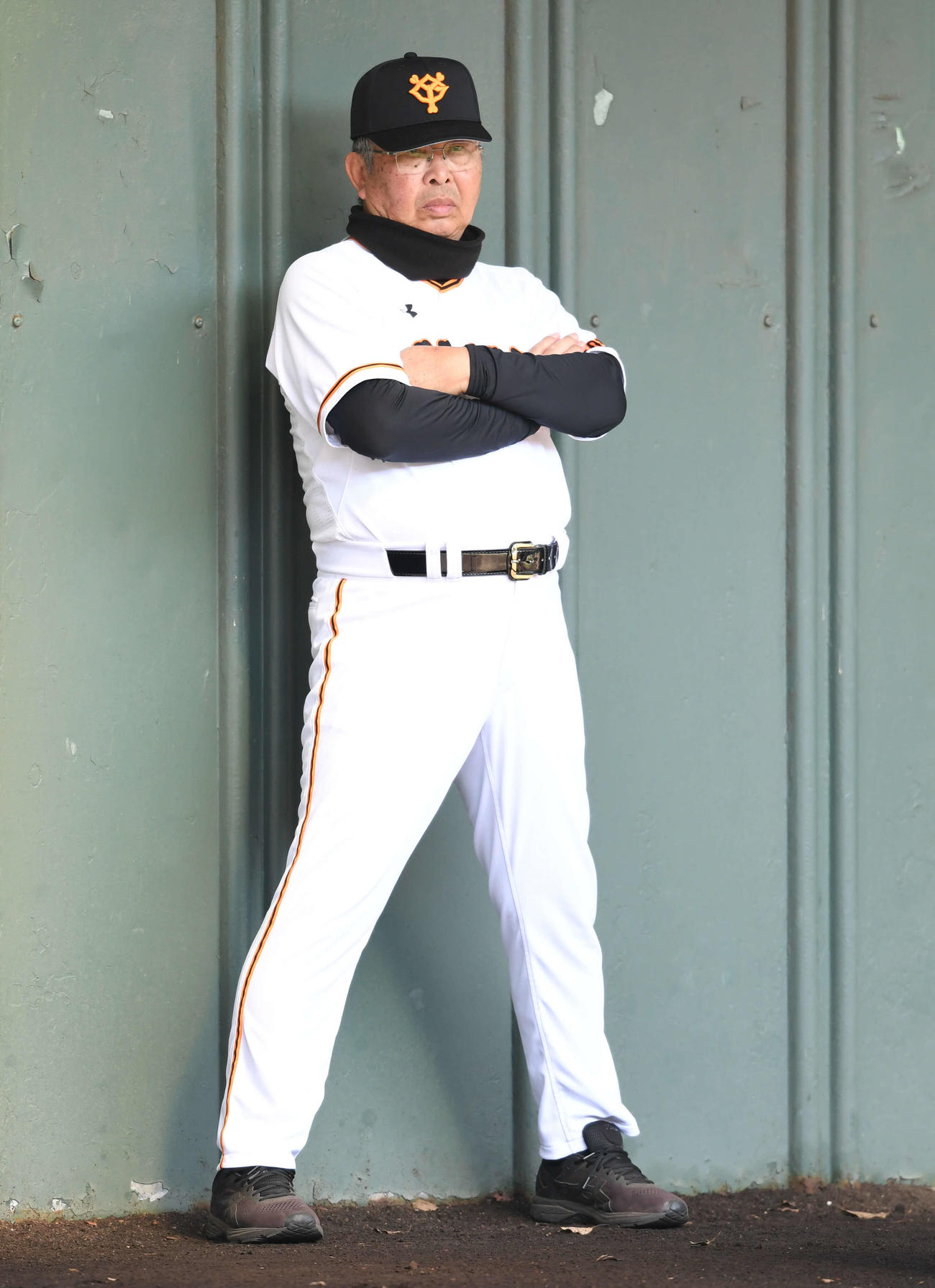 19年2月、練習を見守る巨人小谷正勝巡回投手コーチ