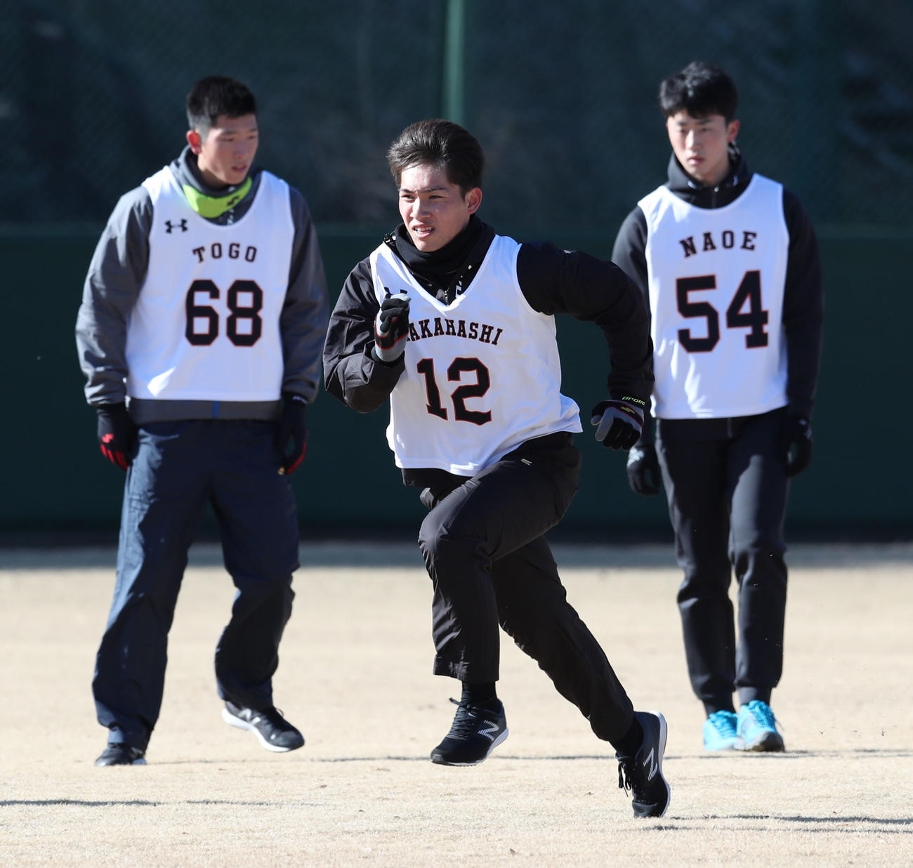 19年1月、巨人新人合同自主トレを行うドラフト1位の高橋優貴。左は6位の戸郷翔征、右は3位の直江大輔
