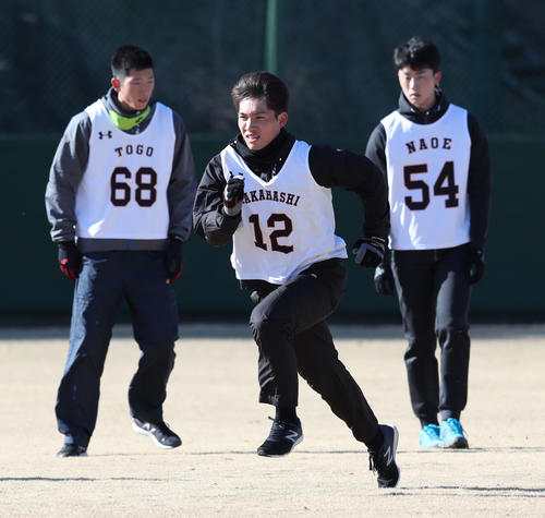 19年1月、巨人新人合同自主トレを行うドラフト1位の高橋優貴。左は6位の戸郷翔征、右は3位の直江大輔