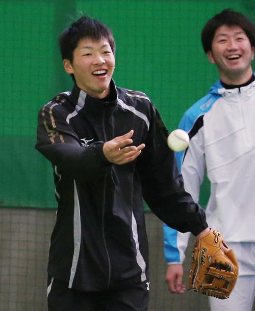 14年1月、新人合同自主トレでノックを受けるロッテ二木康太